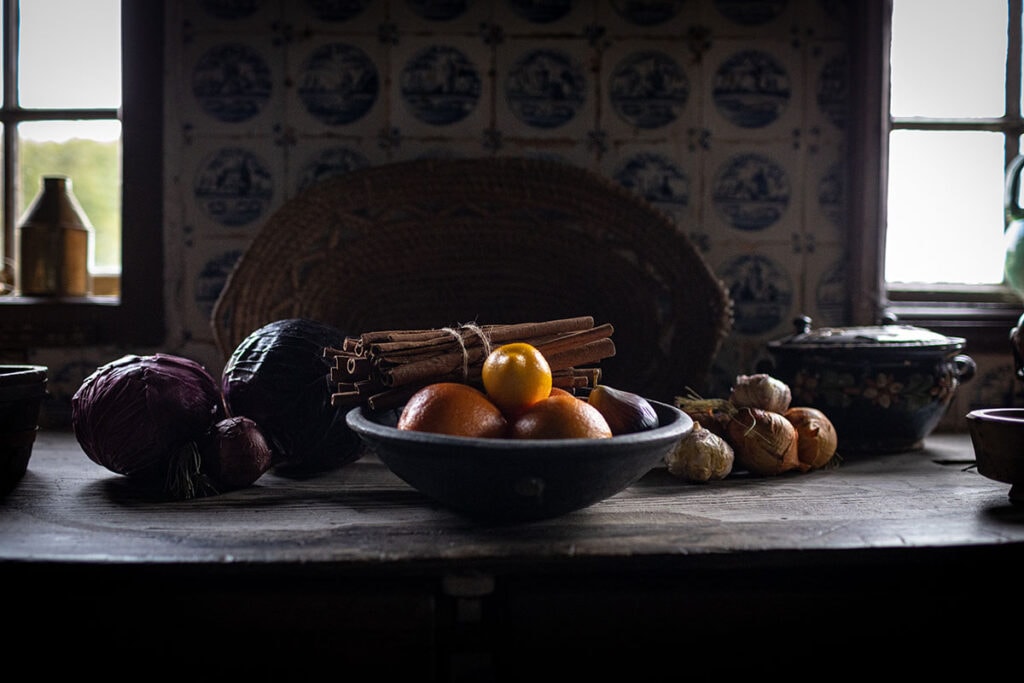 Rustikale Küche mit Obst, Gewürzen und Kerzen, im Vintage-Stil.