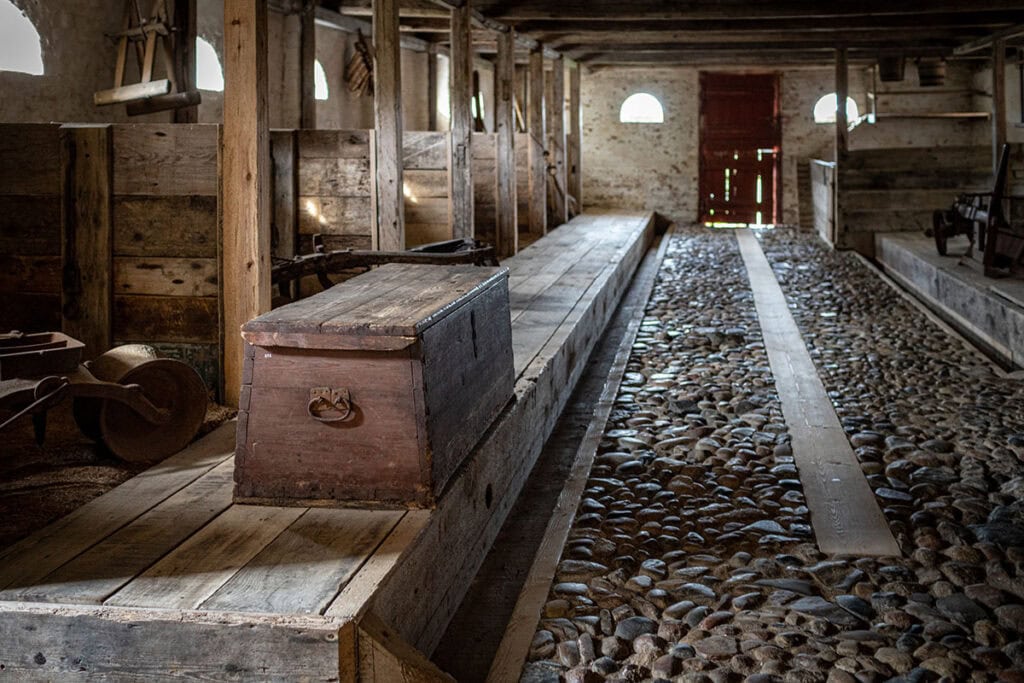 Historische Holzwerkstatt mit Steinboden und alten Werkzeugen.