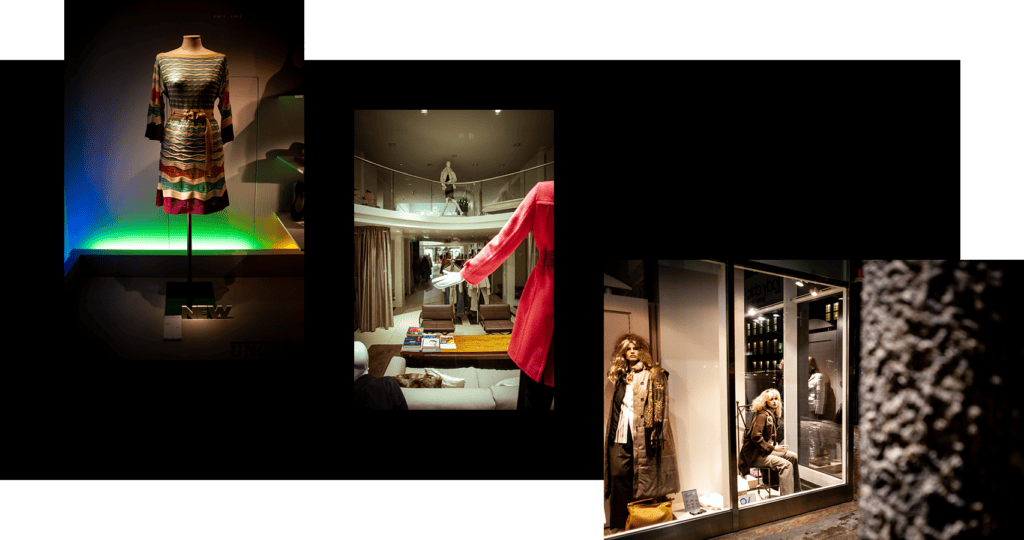 Schaufenster mit Modeartikeln und Mannequins in einem Geschäft.